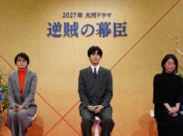 NHK大河ドラマ歴代放送一覧（1963年〜2027年予定） Music Press NHKは2025年3月3日、2027年に放送予定の大河ドラマ第66作が『逆賊の幕臣』に決まったと発表した。主演は俳優の松坂桃李、脚本は安達奈緒子氏が担当する。勝海舟のライバルと言われた小栗上野介忠順の活躍を描く。安達奈緒子氏は、連続テレビ小説「おかえりモネ」、連続ドラマ「透明なゆりかご」（NHK）、「きのう何食べた？」シリーズ（テレビ東京）といったヒット作で知られる。大河ドラマは、今回が初。小栗上野介は、勘定奉行時代に徳川家の大金を隠蔽したという徳川埋蔵金の伝説などでも知られる三河小栗氏第12代当主で、 勘定奉行、江戸町奉行、外国奉行を歴任した。